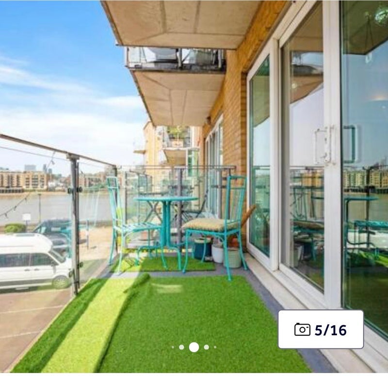 Flat Rotherhithe Street in Greater London