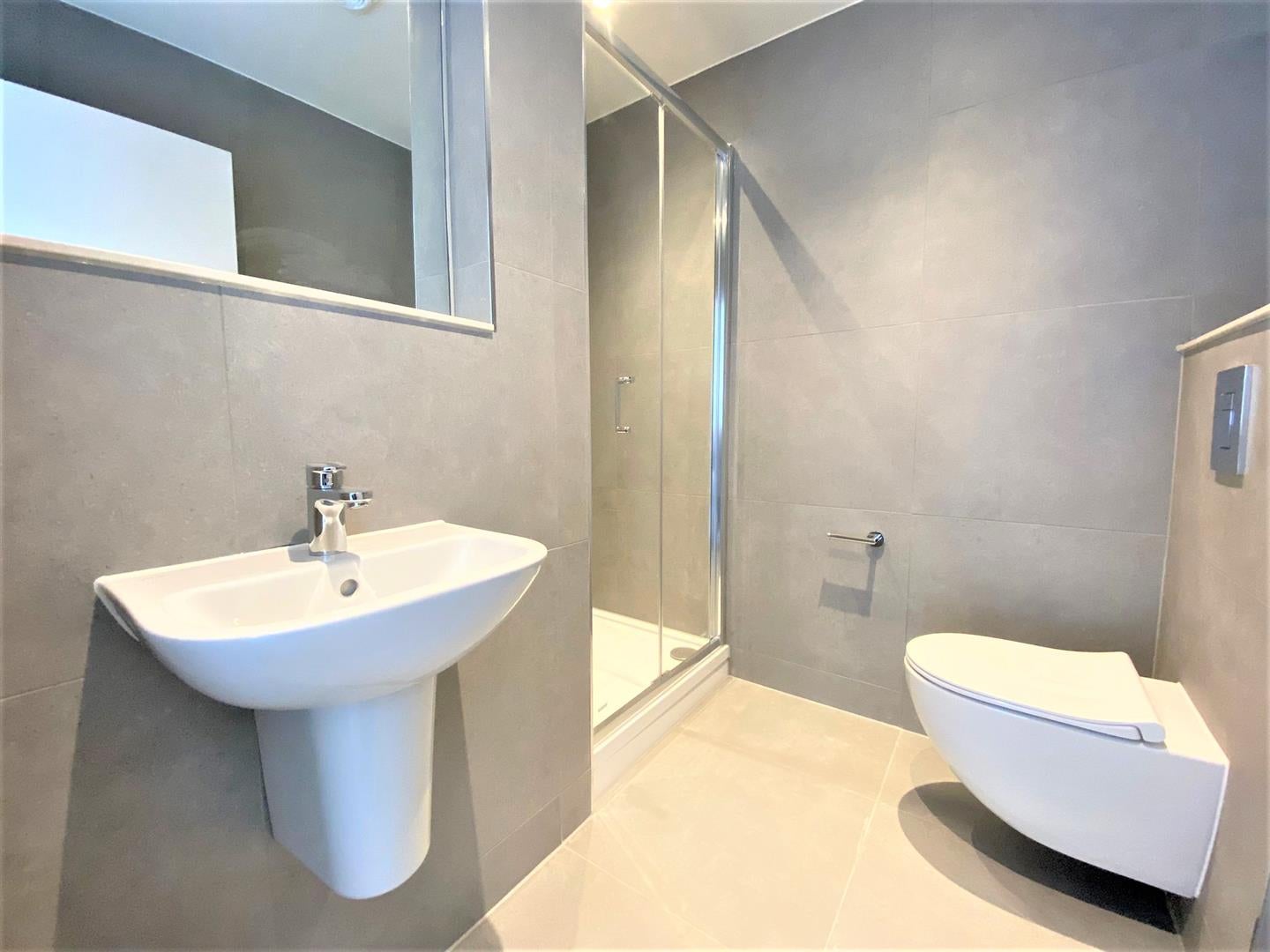 Flat Cowley Road in Greater London