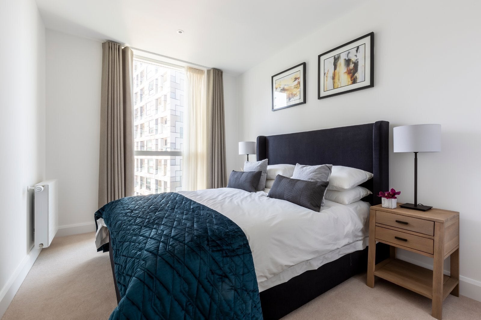 Flat Harbour Way in Greater London