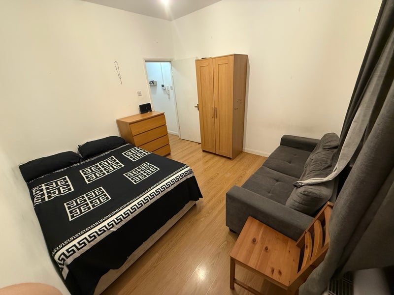 Room Westmoreland Road in Greater London