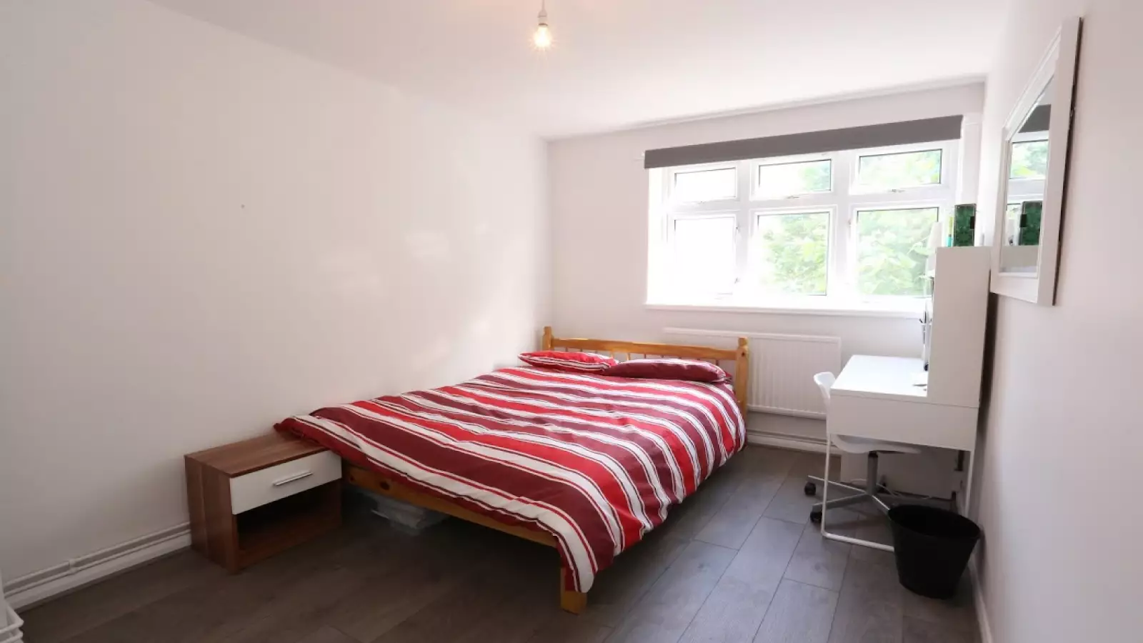 Room Kemps Drive in Greater London