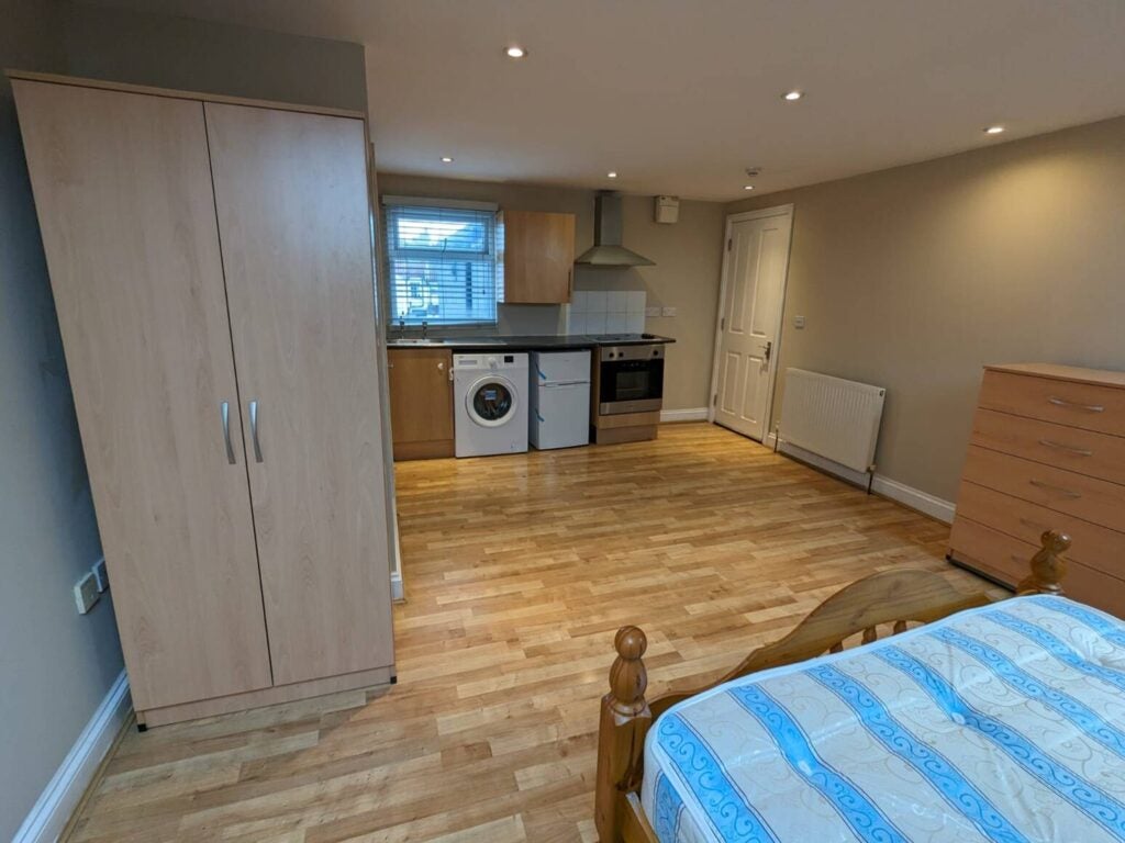 Flat North Circular Road in Greater London
