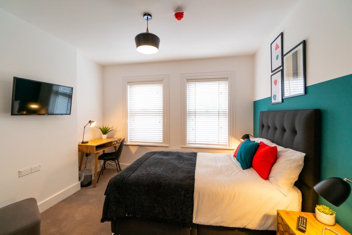 Room Wantage Road in Reading