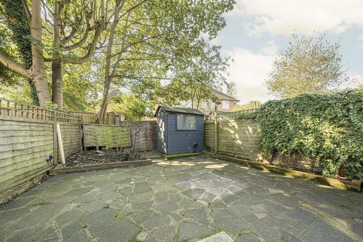 Flat Kneller Road in Greater London