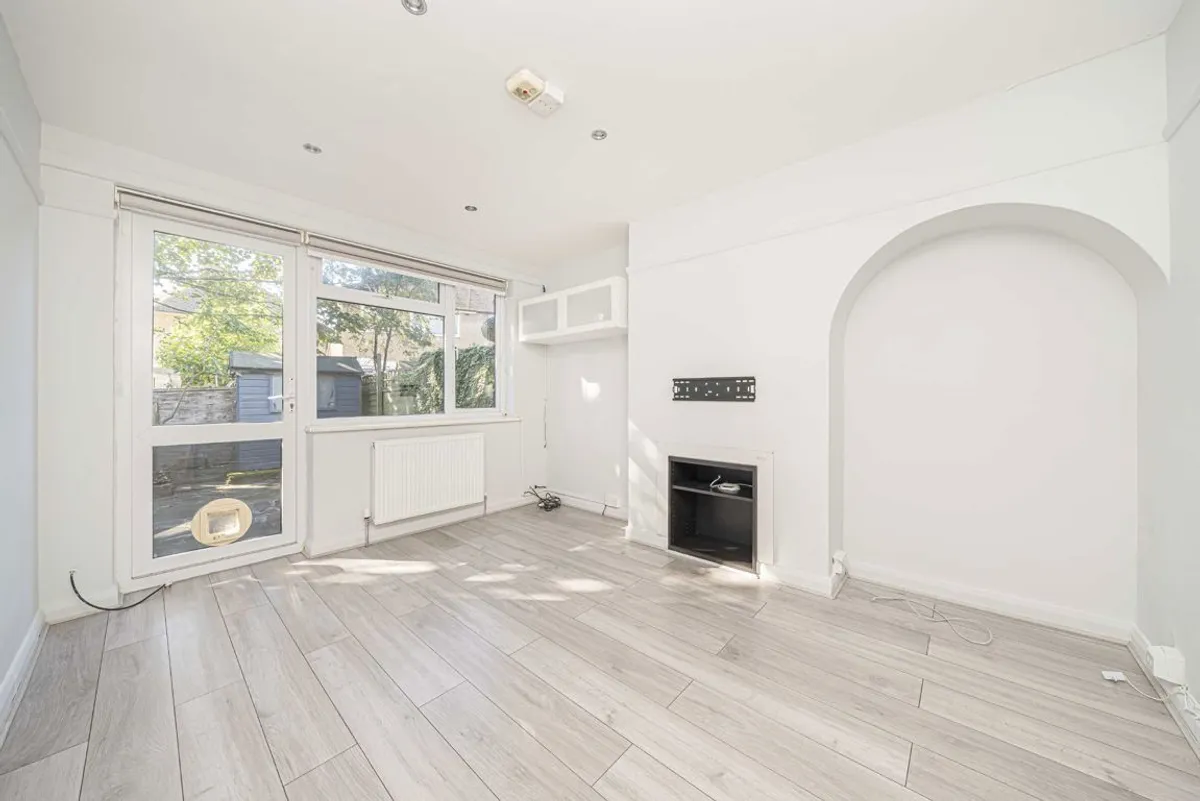 Flat Kneller Road in Greater London