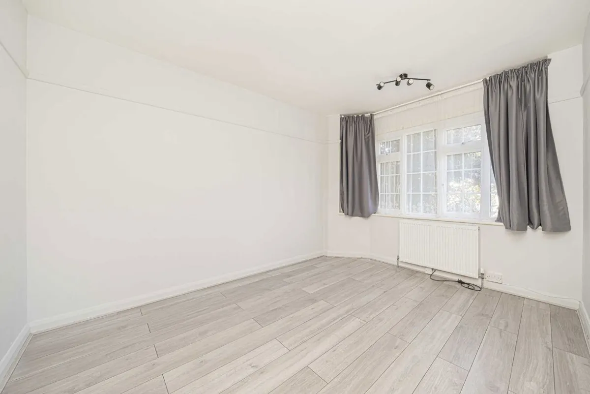 Flat Kneller Road in Greater London