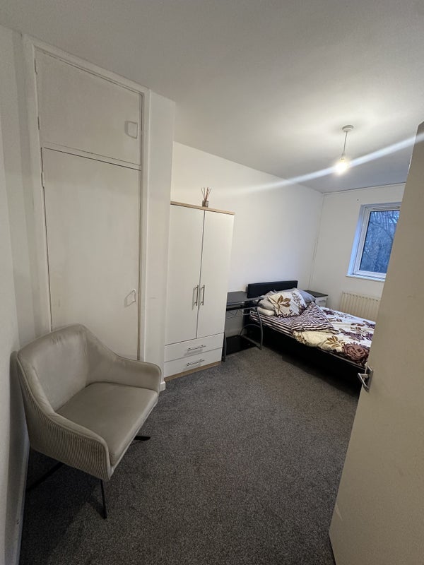 Room Harrison Street in Greater London