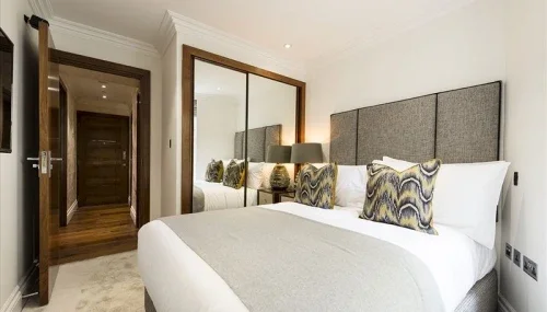 Flat Kensington Gardens Square in London