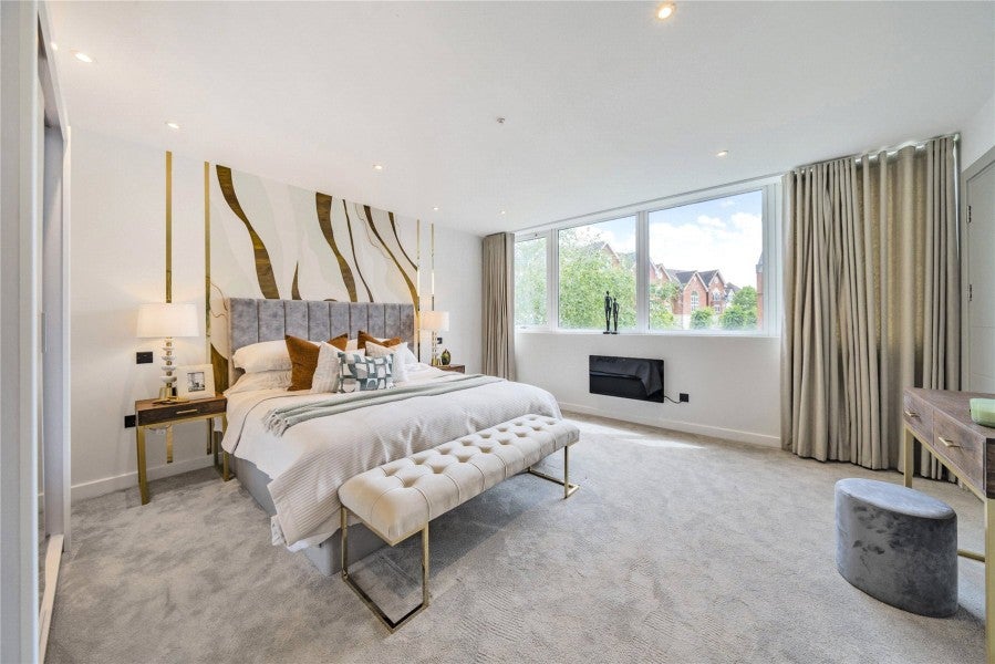 Flat Rosemount Avenue in Woking