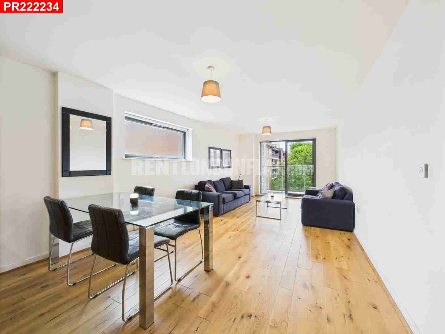 Flat Crowder Street in Greater London