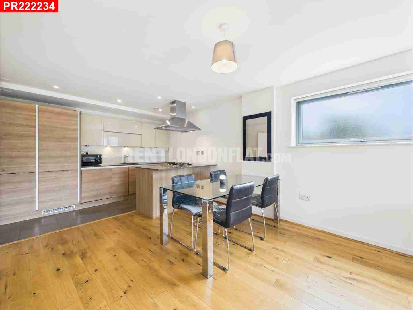 Flat Crowder Street in Greater London