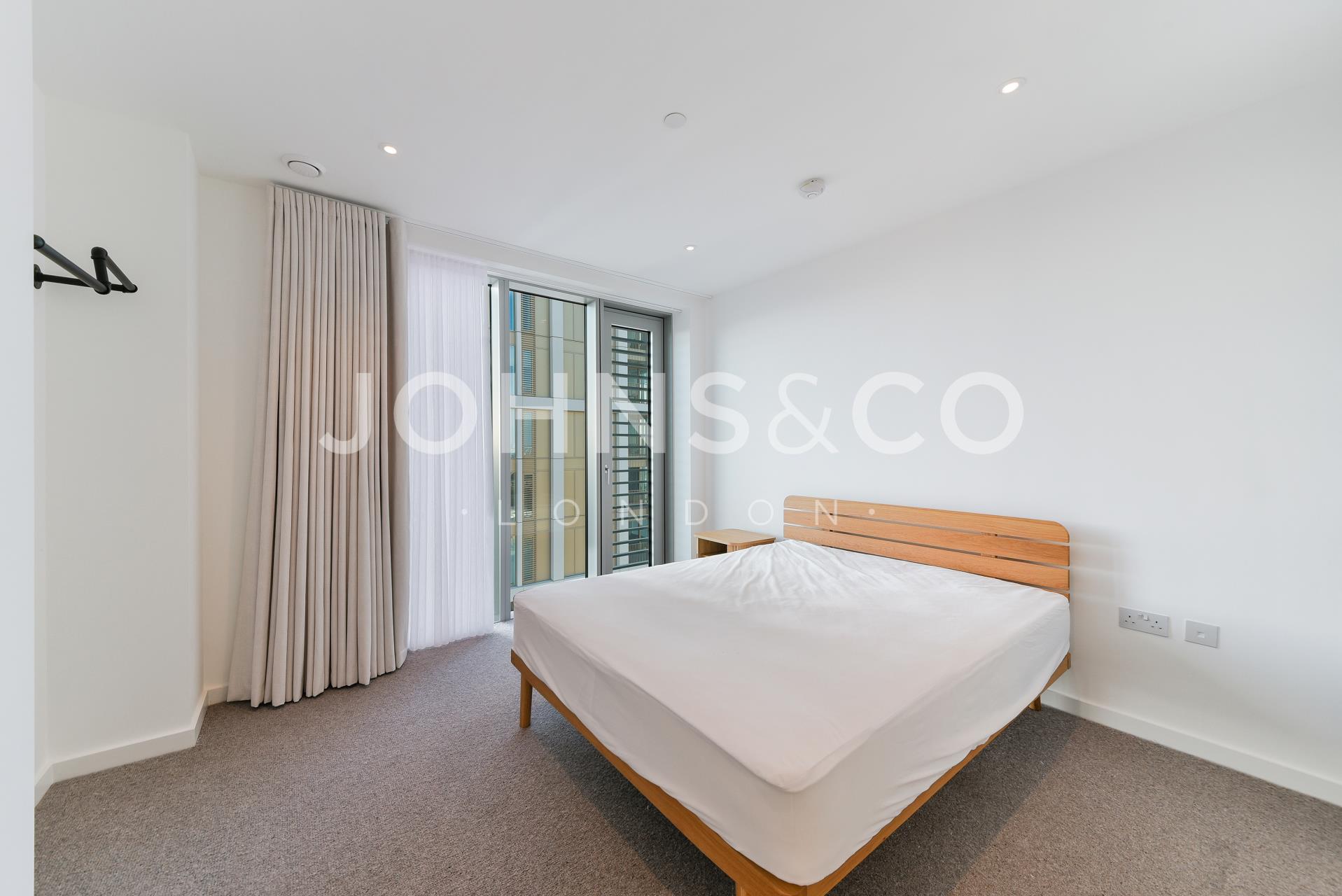 Flat Raven Row in Greater London
