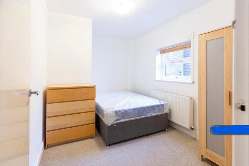 Room Longley Road in Greater London