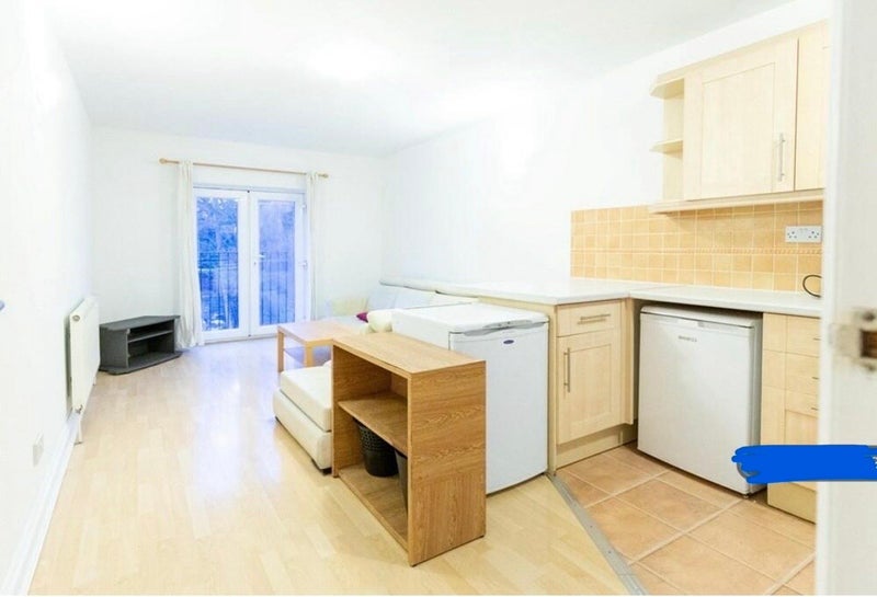Room Longley Road in Greater London