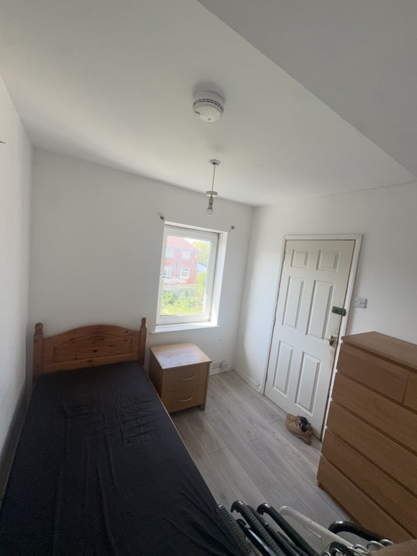 Room Grove Leaze in Bristol