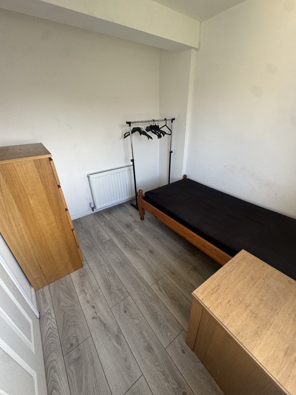 Room Grove Leaze in Bristol