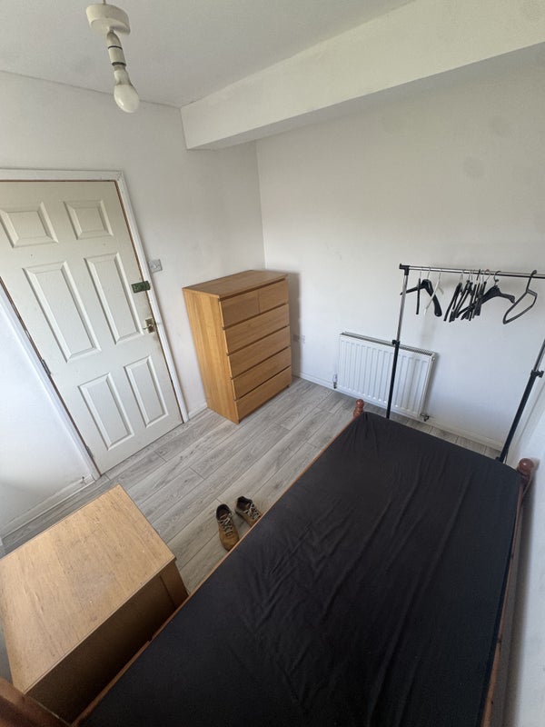 Room Grove Leaze in Bristol