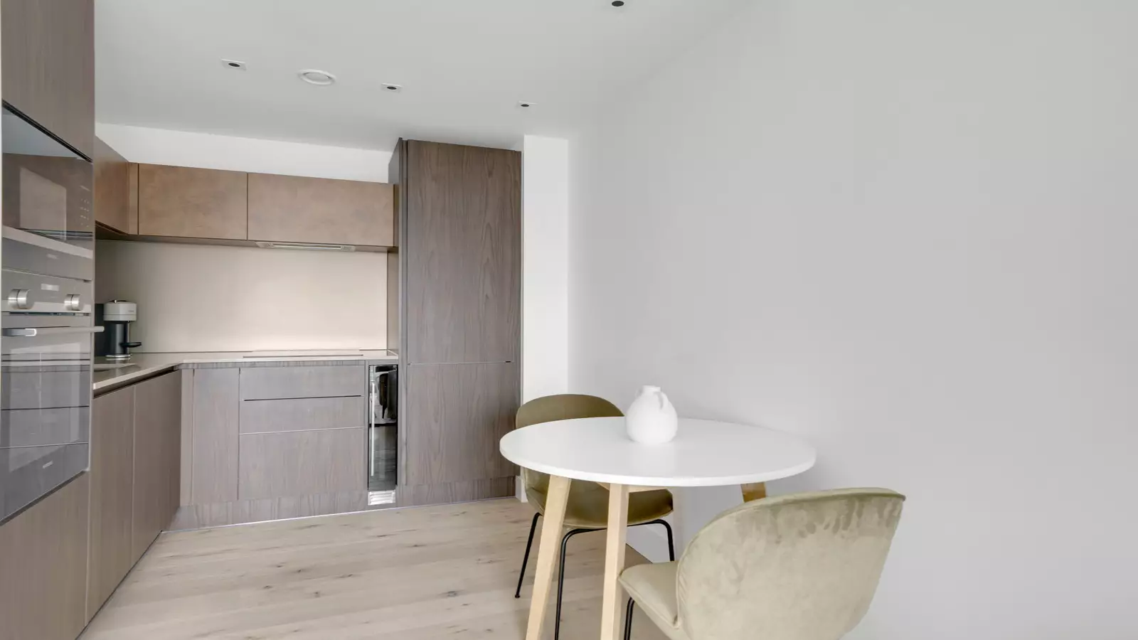 Flat Miles Street in Greater London