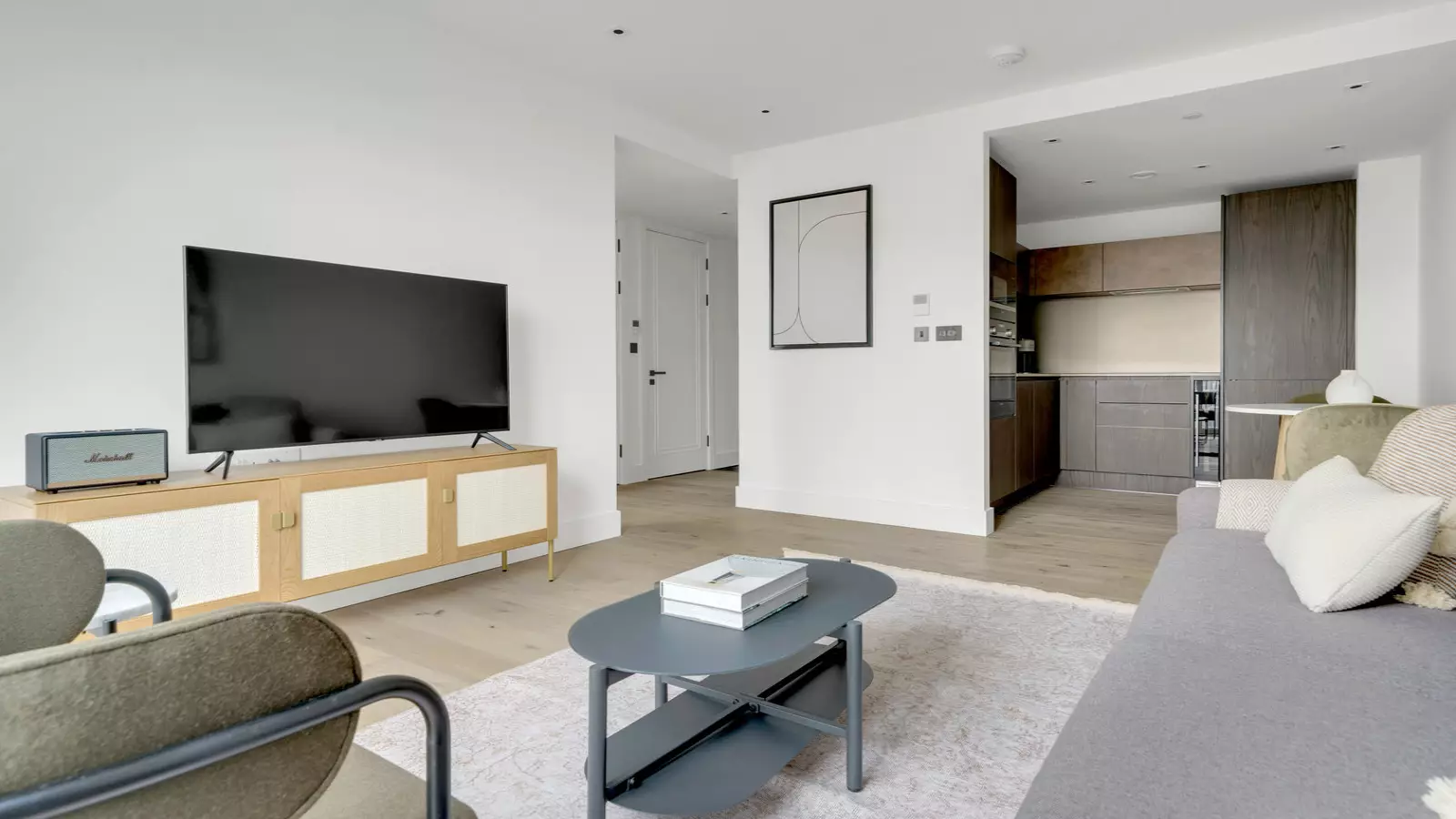 Flat Miles Street in Greater London
