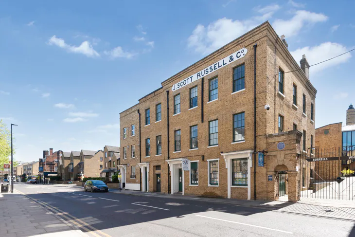 Flat Westferry Road in Greater London