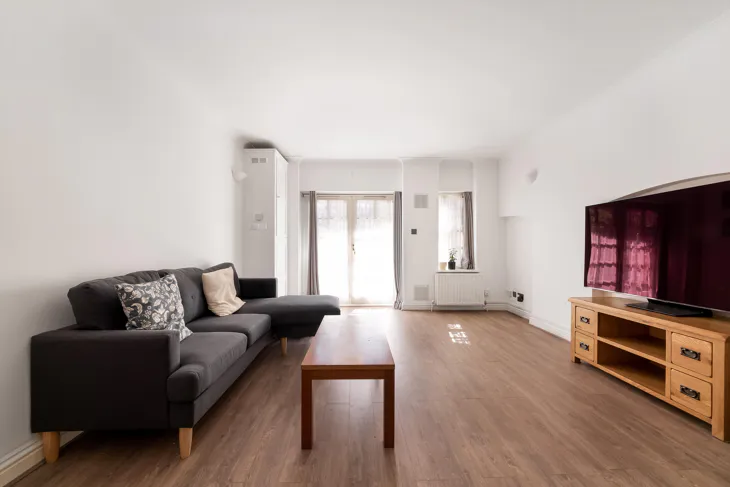Flat Westferry Road in Greater London