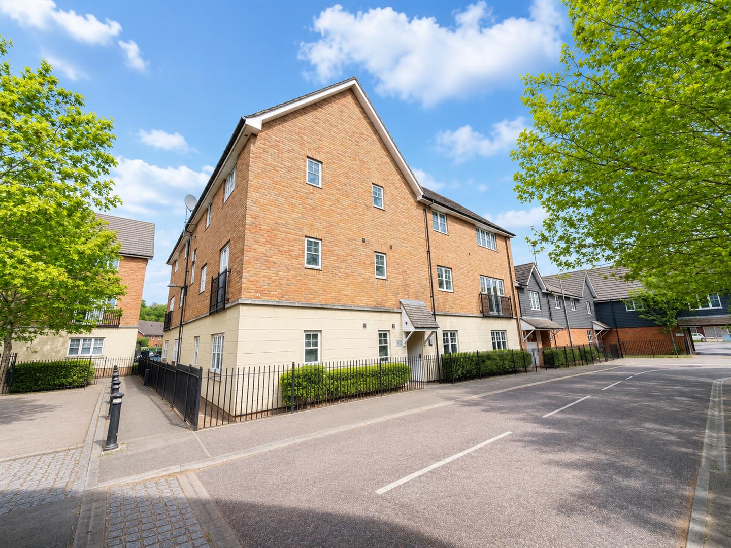 Flat Caspian Way in Purfleet-on-Thames