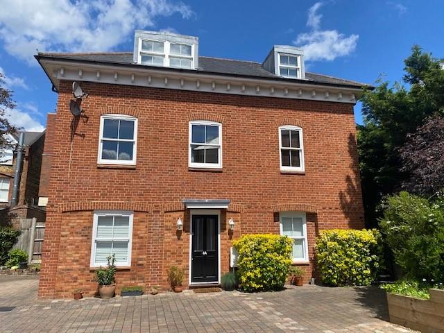 Flat Monument Green in Elmbridge