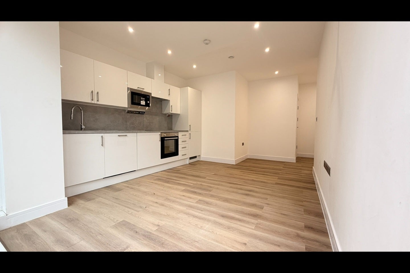 Flat Hinton Road in Greater London