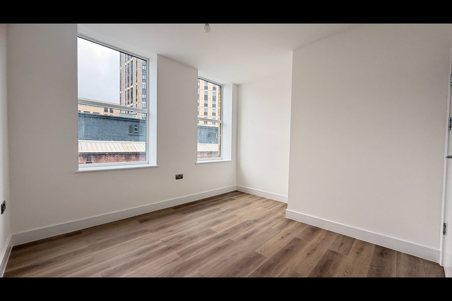 Flat Hinton Road in Greater London