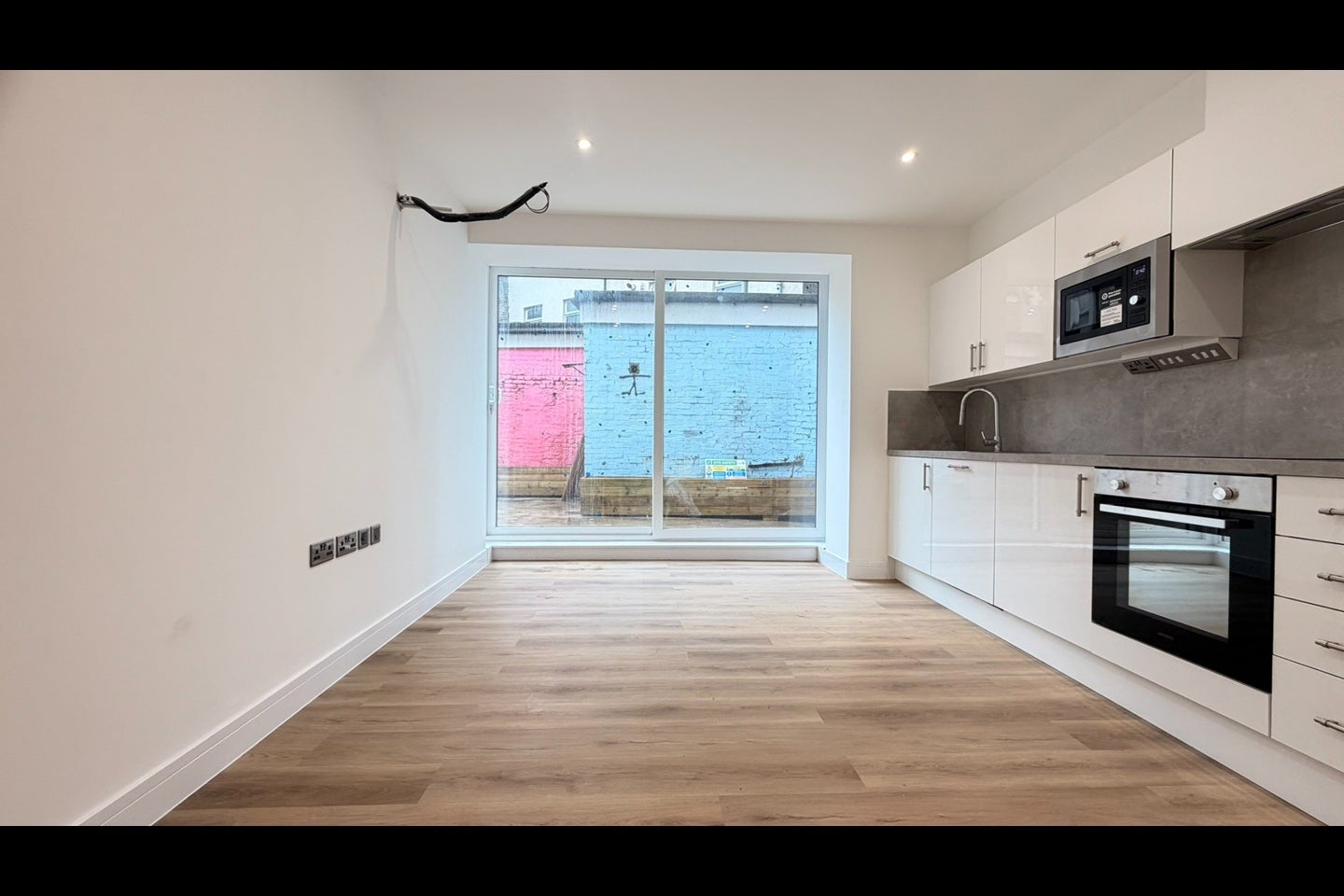 Flat Hinton Road in Greater London