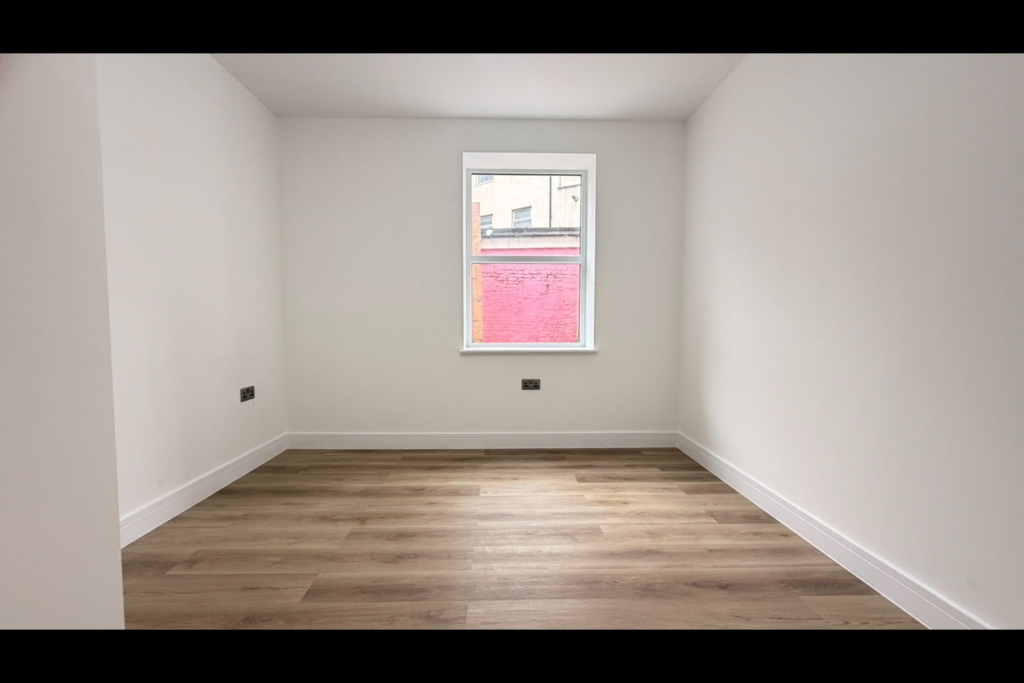 Flat Hinton Road in Greater London