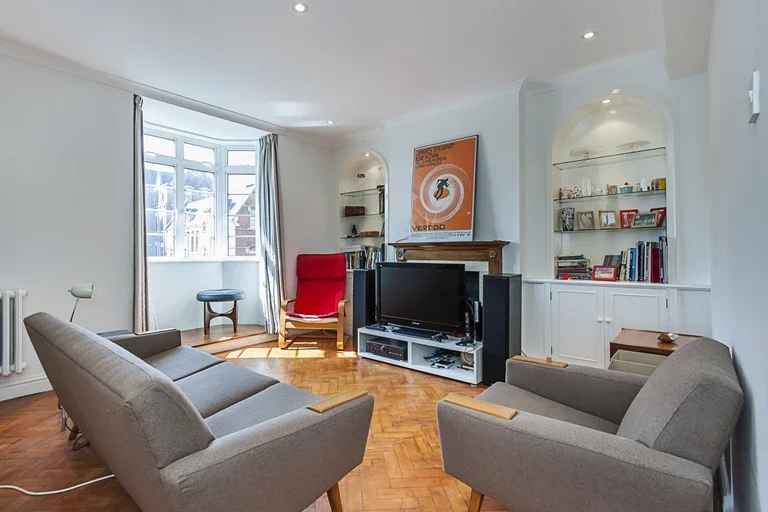 Flat Hammersmith Road in Greater London