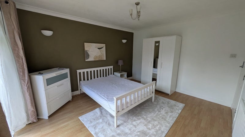 Room Nuthall Road in Nottingham