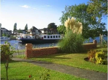 Flat Thames Side in Borough of Spelthorne