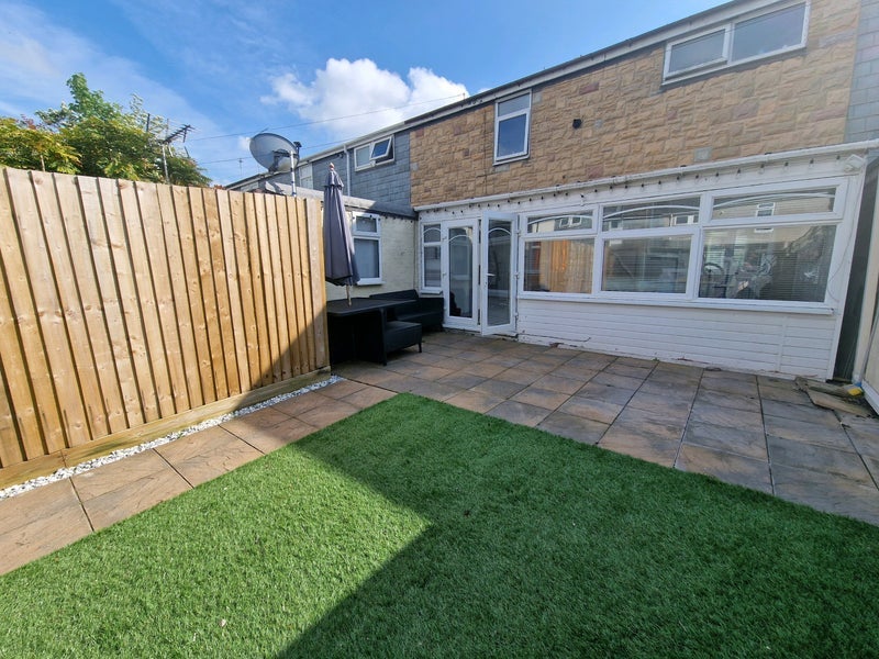 Flat Busby Close in Coventry