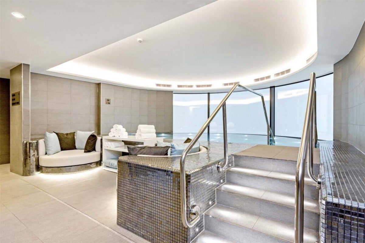 Flat Albert Embankment in Greater London