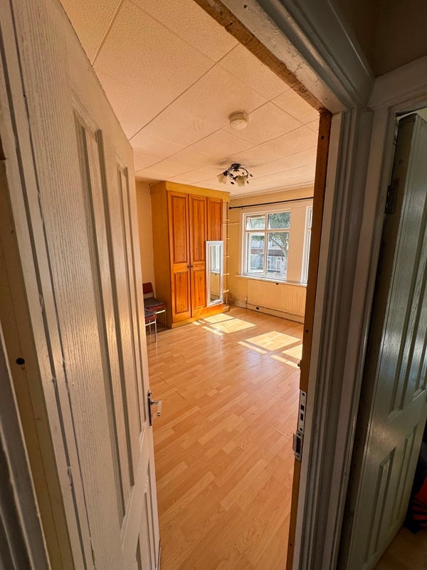 Room Flanders Road in Greater London