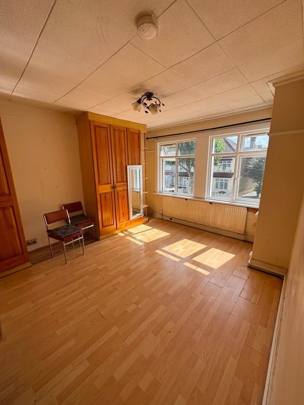 Room Flanders Road in Greater London