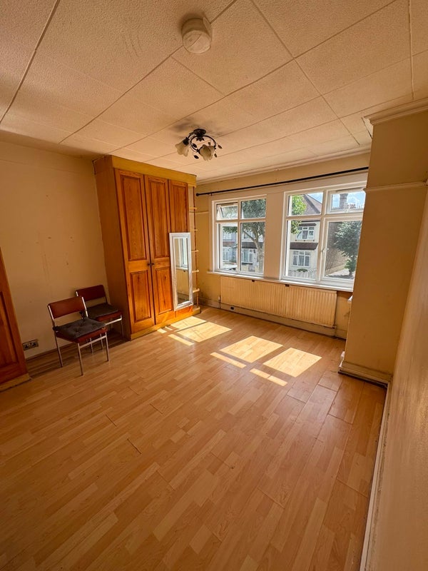 Room Flanders Road in Greater London