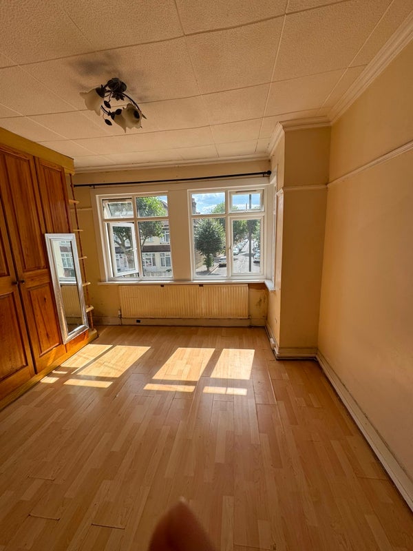 Room Flanders Road in Greater London
