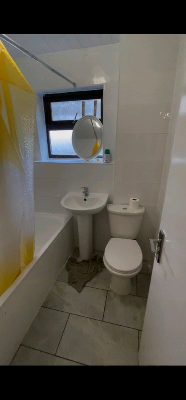 Room Kimberley Road in Greater London
