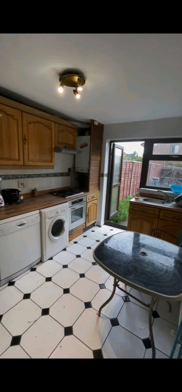 Room Kimberley Road in Greater London