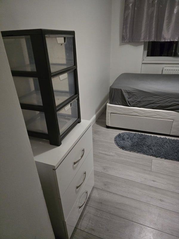 Room Gascon's Grove in Slough