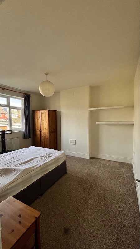 Room Hebdon Road in Greater London