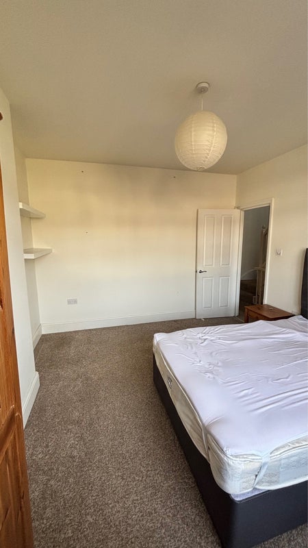 Room Hebdon Road in Greater London