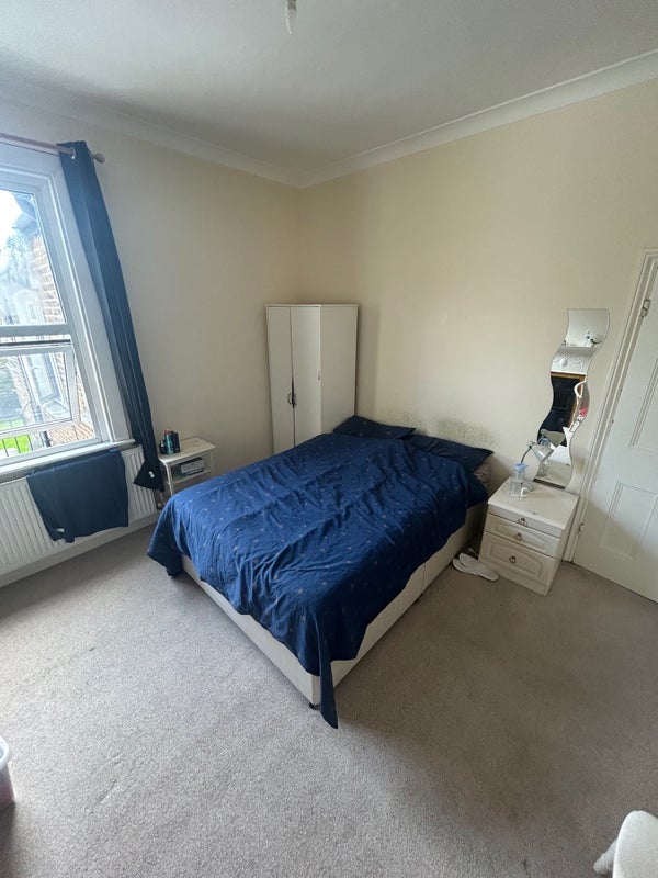 Room Eynham Road in Greater London