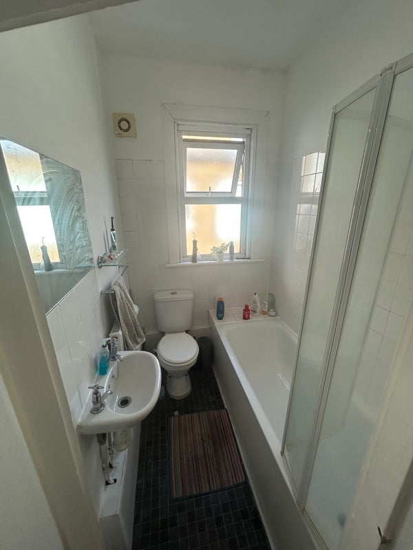 Room Eynham Road in Greater London