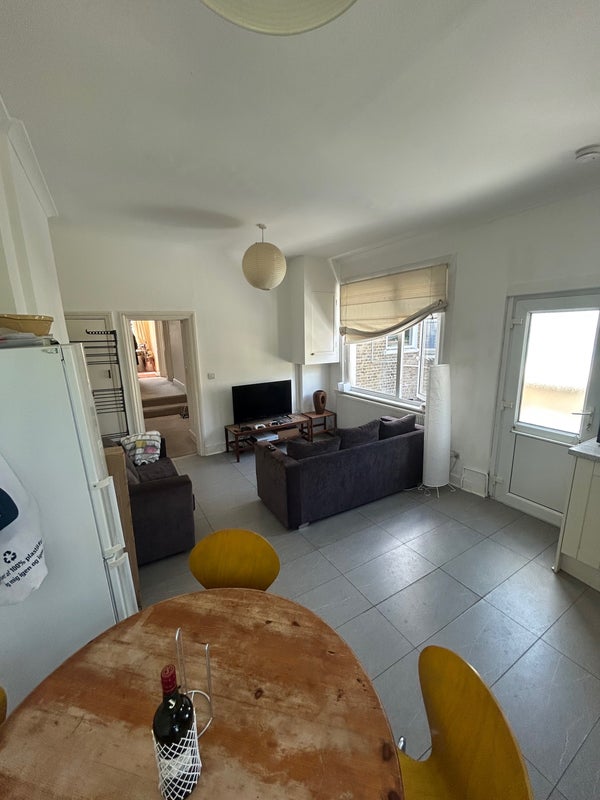 Room Eynham Road in Greater London