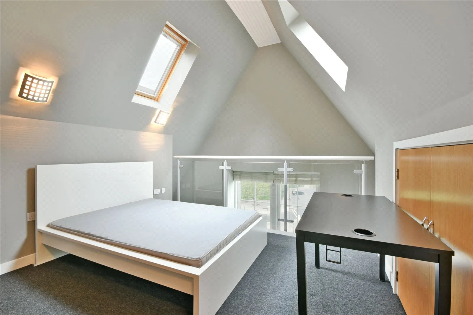 Flat Shepperton Road in Greater London