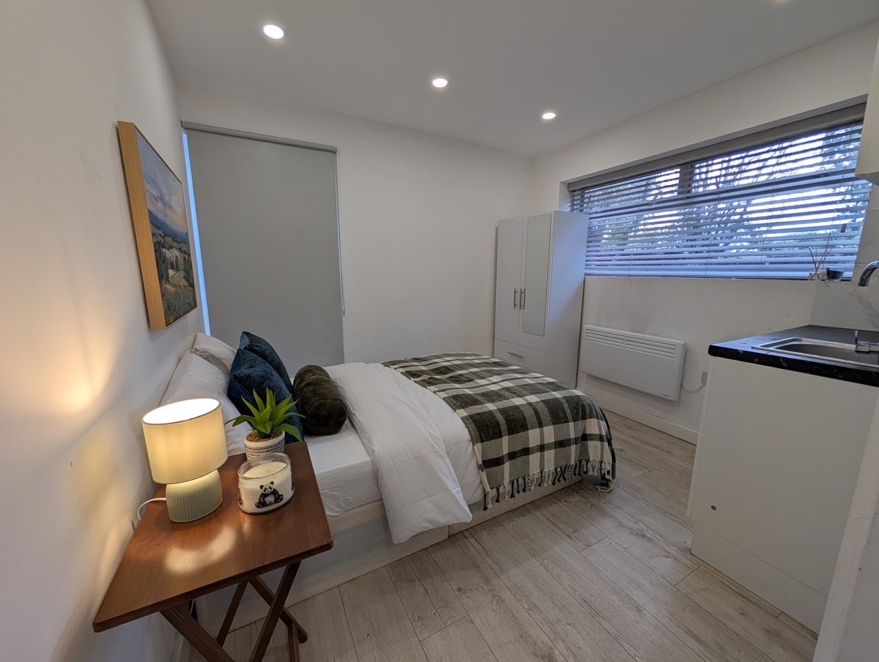 Flat Blackthorn Avenue in Greater London